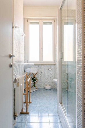 Dusche, Haartrockner, Bidet, Handtücher