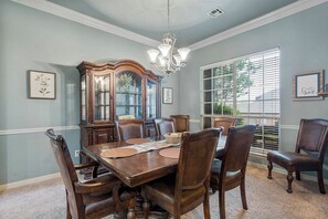 Dining - 4-Bedroom, Game Room, BBQ Grill, and Pool (Bixby)