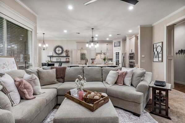 TV connectée, cheminée, jeux vidéo, livres