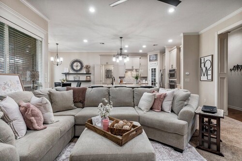 4-Bedroom, Game Room, BBQ Grill, and Pool