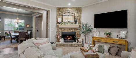 Televisor intel·ligent, llar de foc, videojocs i llibres