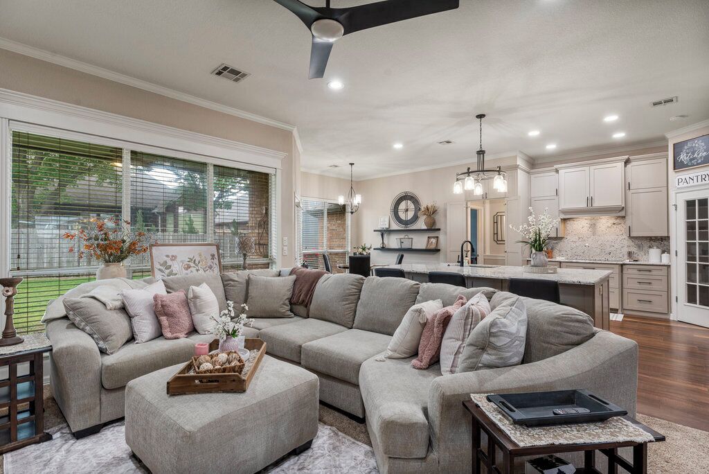 Smart TV, chimenea, videojuegos y libros 