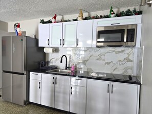 Kühlschrank, Mikrowelle, Herdplatte, Wasserkocher mit Kaffee-/Teezubehör