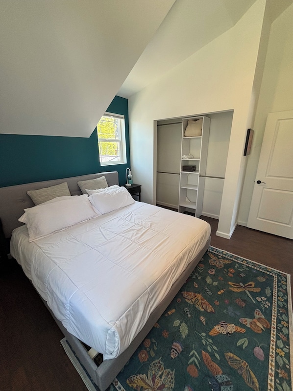1 bedroom, desk, travel crib, WiFi