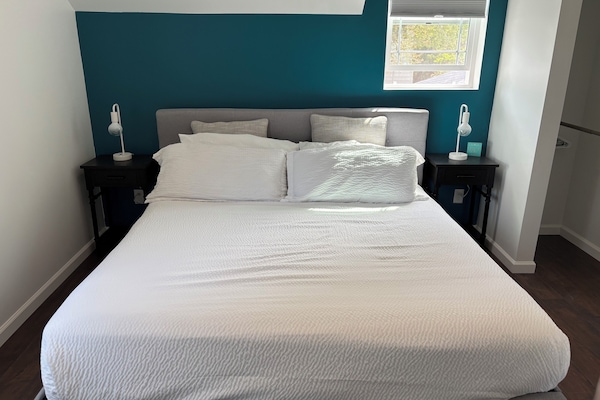 1 bedroom, desk, travel crib, WiFi