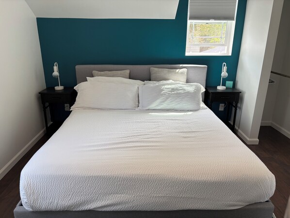 1 bedroom, desk, travel crib, WiFi