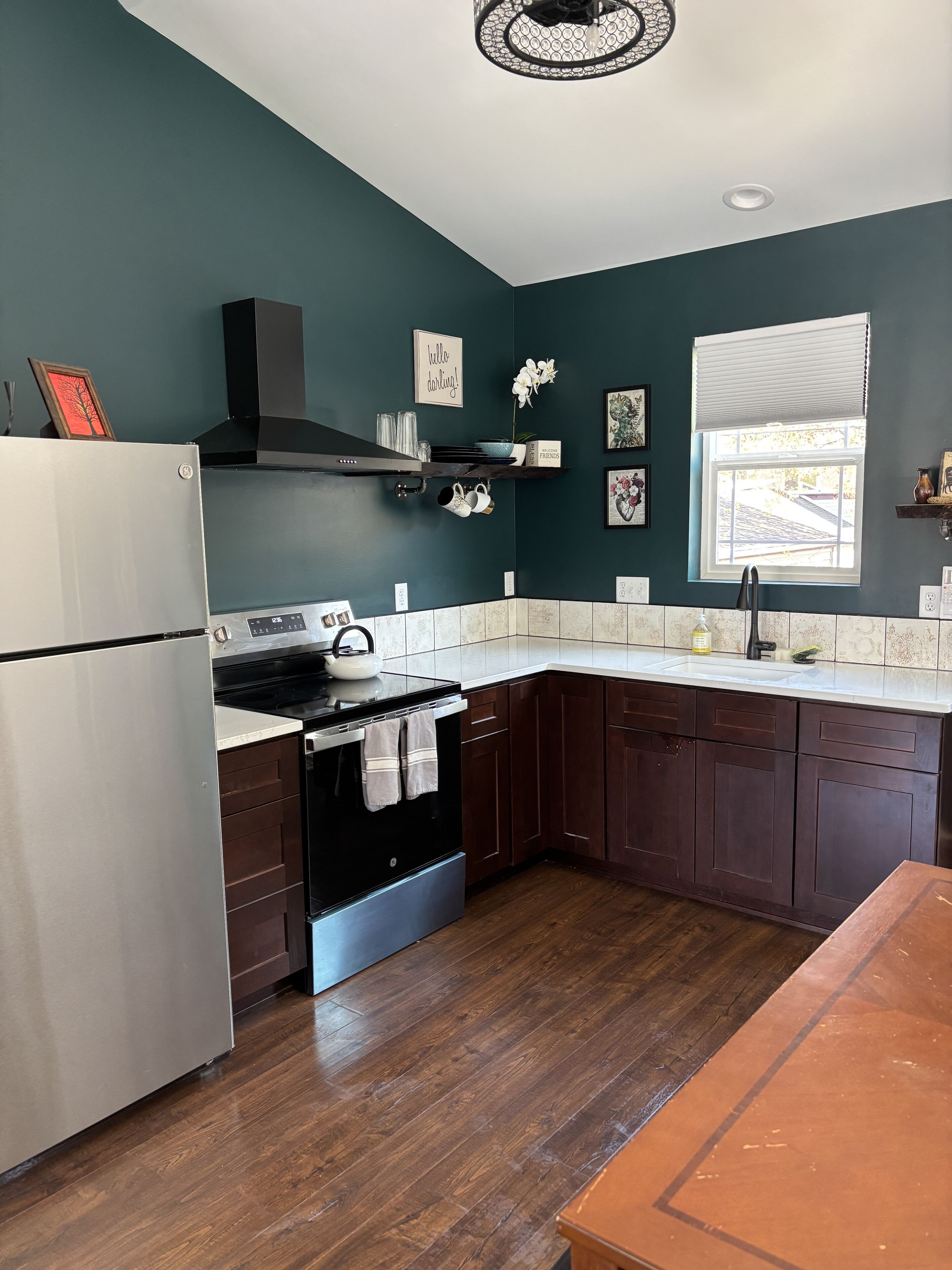 Réfrigérateur, four, plaque de cuisson, cafetière/bouilloire