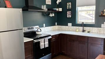 Réfrigérateur, four, plaque de cuisson, cafetière/bouilloire