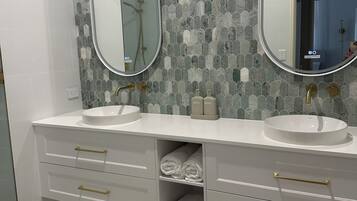 淋浴设施、毛巾、肥皂、洗发水