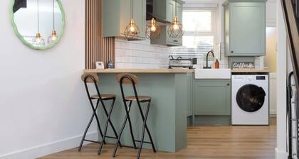 Cosy-cute Miner's Cottage on the Taff Trail