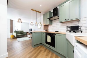 House | Private kitchen | Fridge, microwave, oven, stovetop - Cosy-cute Miner's Cottage on the Taff Trail (Merthyr Tydfil)