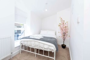 House | 2 bedrooms, iron/ironing board, free WiFi, bed sheets - Cosy-cute Miner's Cottage on the Taff Trail (Merthyr Tydfil)