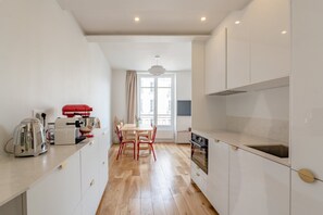 Kühlschrank, Mikrowelle, Ofen, Herdplatte
