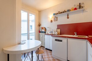 Kühlschrank, Mikrowelle, Ofen, Geschirrspüler