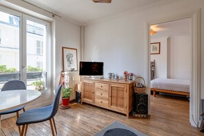 1 habitación, tabla de planchar con plancha y ropa de cama