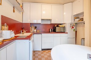 Fridge, microwave, oven, dishwasher - Bellefond Hideaway (Paris)