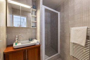 Dusche, Haartrockner, Handtücher