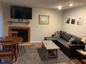 Living area - The Eagle's Nest & Bird Watching (Bloomington)