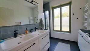 Bathroom - 8 person house with swimming pool and quality fittings (MEZOS)