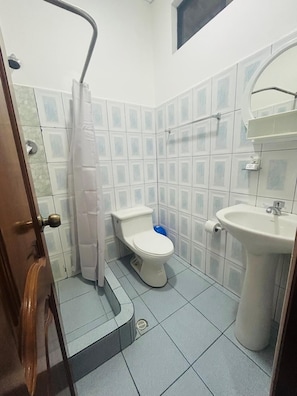 Standard Twin Room | Bathroom | Shower, towels, soap, shampoo