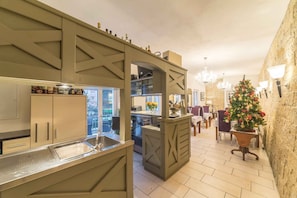 Fridge, oven, dishwasher, cookware/dishes/utensils