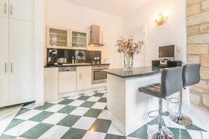 Fridge, oven, dishwasher, cookware/dishes/utensils