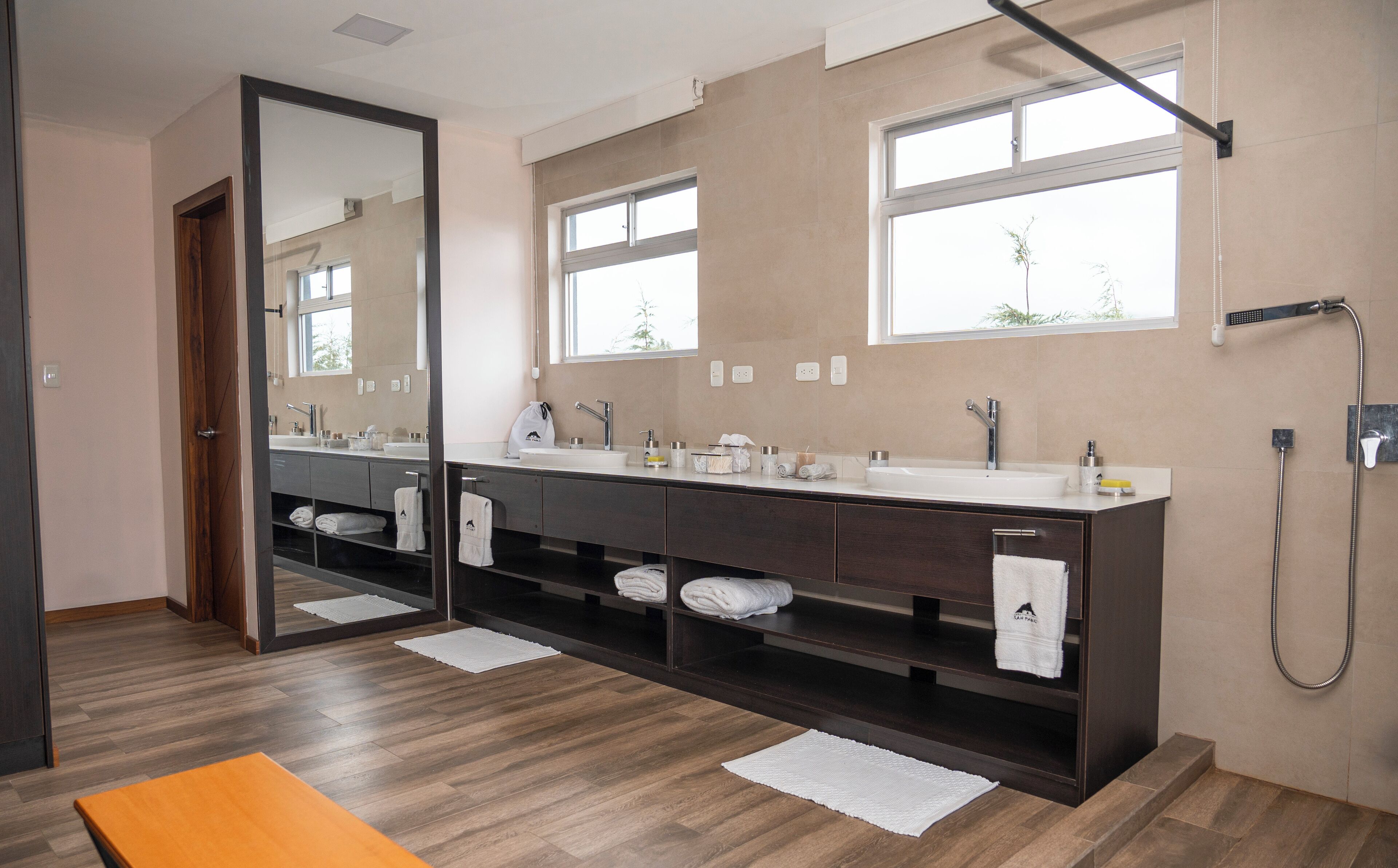 Shower, jetted bath, hair dryer, bidet