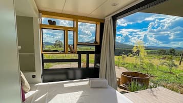 Superior Cabin | Bathroom | Separate bathtub and shower, towels, soap, shampoo