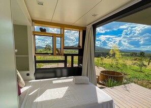 Superior Cabin | Bathroom | Separate tub and shower, towels, soap, shampoo - Moriá Village (Pirenópolis)