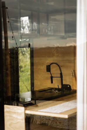 A kitchen with a sink, a faucet, and a cabinet. - Moriá Village (Pirenópolis)