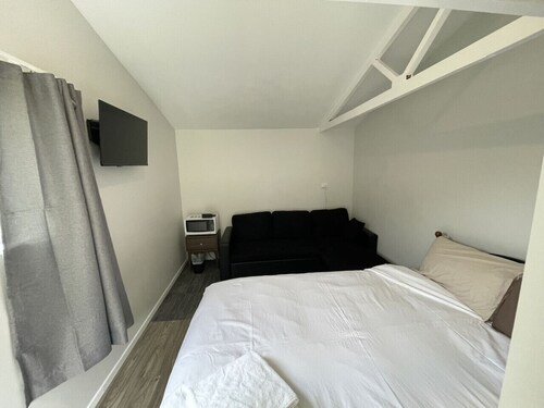 1 Double 1 Sofa Beds Garden Chalet 9C