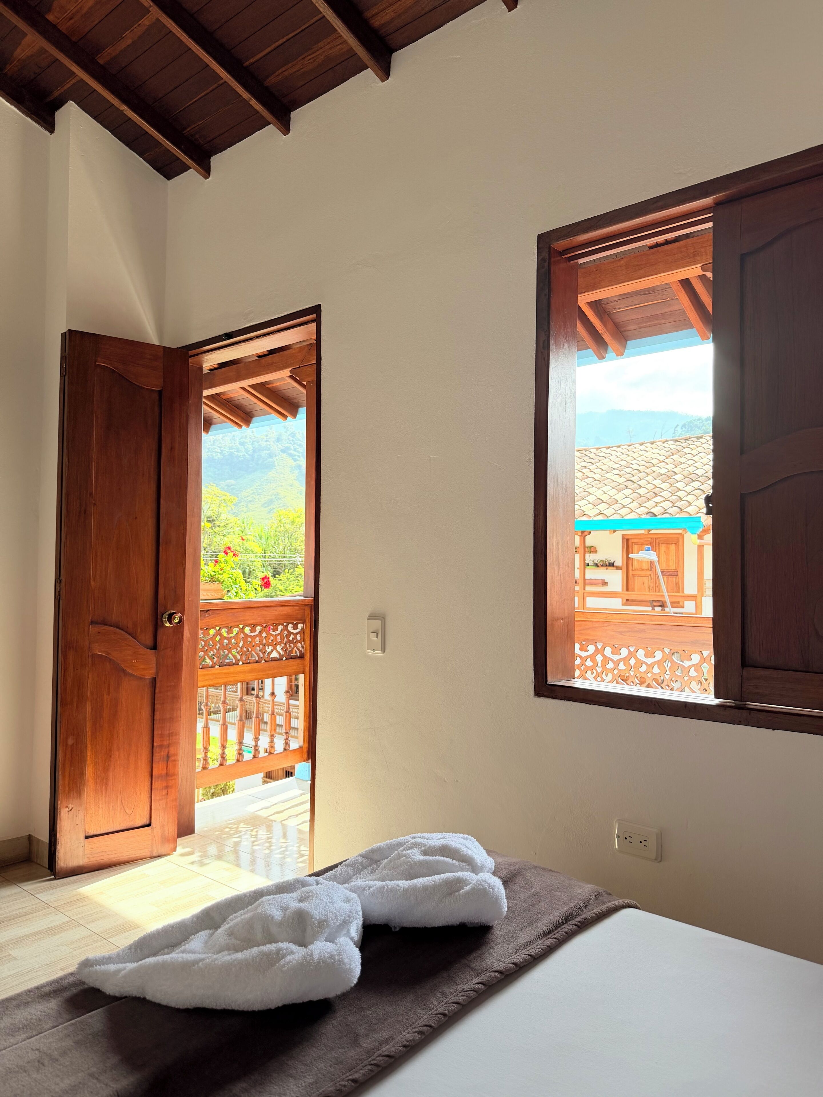 Chambre Familiale, plusieurs lits, salle de bains attenante, vue montagne