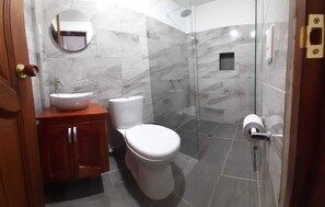 ห้องแฟมิลี่สำหรับสี่ท่าน, ลานระเบียง, วิวสระว่ายน้ำ | บริเวณนั่งเล่น | ทีวี