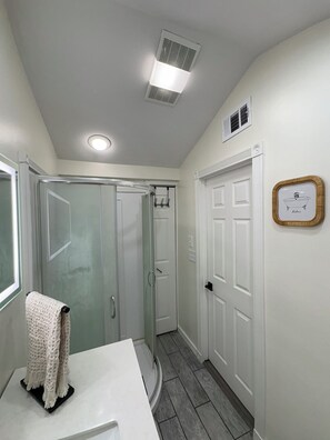 Shower, hair dryer, towels, soap - Cozy Lake House with Private Dock (Brighton)