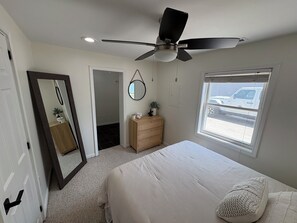 2 bedrooms, free WiFi, bed sheets - Cozy Lake House with Private Dock (Brighton)