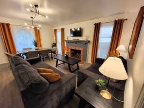 Smart TV, video games - Spacious 3 bedroom apt. Walk to markets, Game console, 10 min to Rodeo Drive! (Beverly Hills)