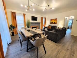 Dining - Spacious 3 bedroom apt. Walk to markets, Game console, 10 min to Rodeo Drive! (Beverly Hills)