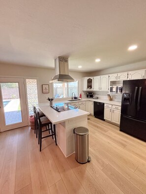Fridge, microwave, oven, stovetop - Stylish 3BR Retreat in Tempe - WIFI, Pool, Chill Vibes & Prime Location (Tempe)