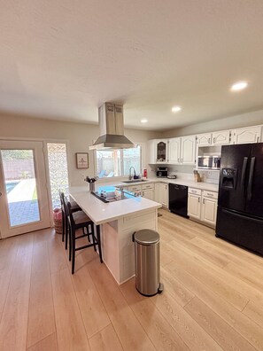 Kühlschrank, Mikrowelle, Ofen, Herdplatte