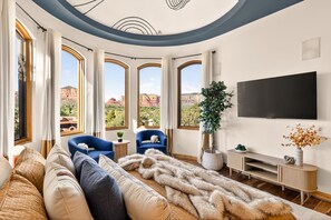 Älytelevisio, takka, videopelejä, kirjoja