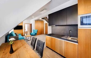 Kühlschrank, Mikrowelle, Kochgeschirr/Geschirr/Besteck