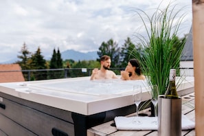Outdoor spa tub