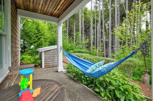 5 min. Walk to Town & Beach, PRVT Backyard + Greenbelt Views