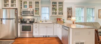 Quiet Seabrook Home- Walk to Town & Beach, PRVT Backyard + Greenbelt Views