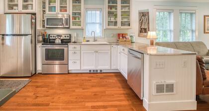 5 min. Walk to Town & Beach, PRVT Backyard + Greenbelt Views