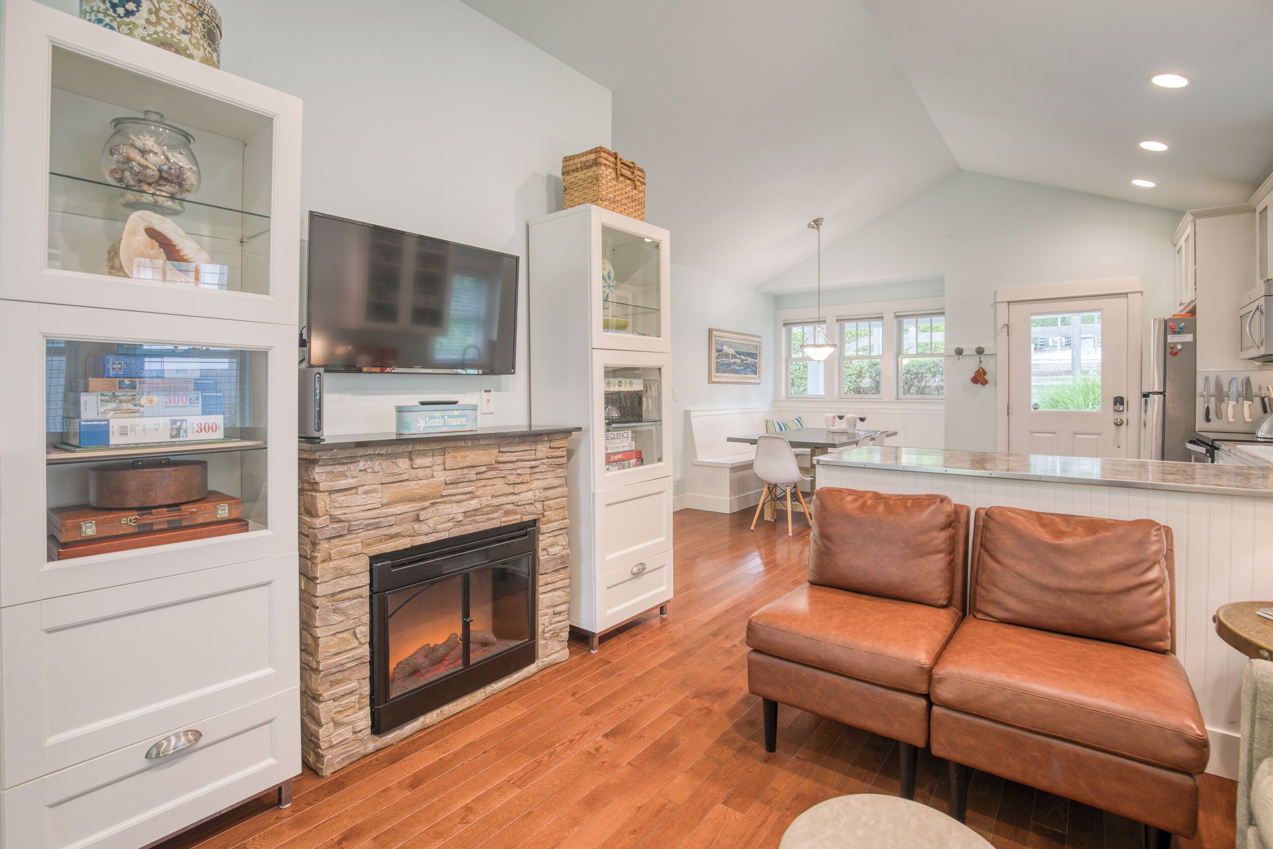 智能电视、壁炉、书