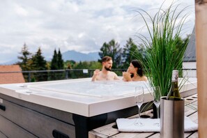 Outdoor spa tub - Holiday apartment with wellness area (Liptovský Mikuláš)