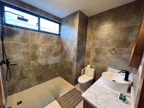 Douche, sèche-cheveux, serviettes fournies