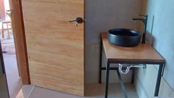 Deluxe Room, Lake View | Bathroom