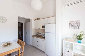 Réfrigérateur, micro-ondes, plaque de cuisson, cafetière/bouilloire